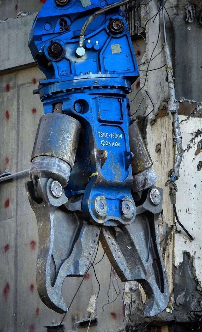 解体現場の圧砕機